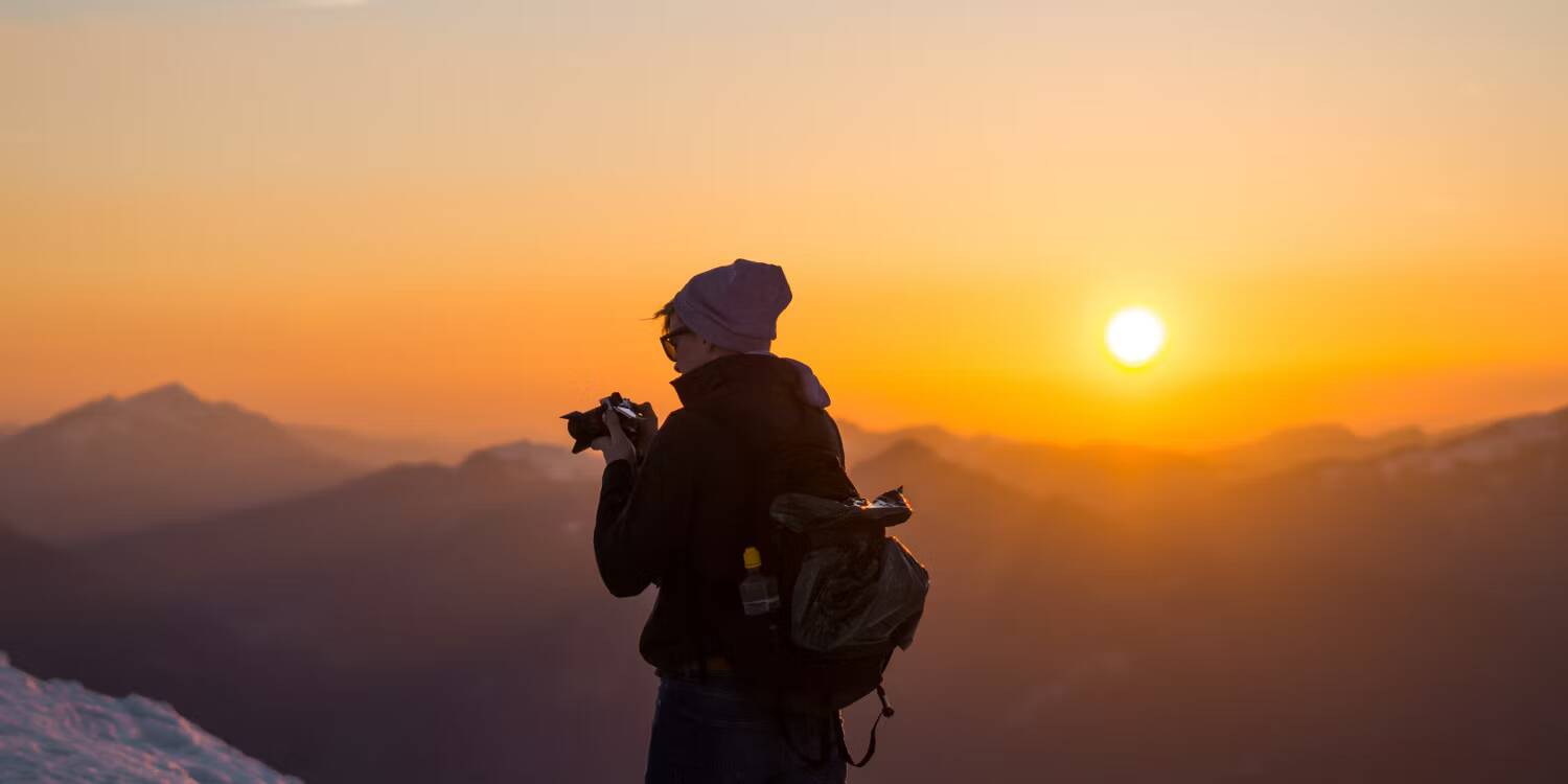 صورة لـ أفضل السمات التي يجب أن يمتلكها كل رائد أعمال مُبدع | photographer-on-mountain