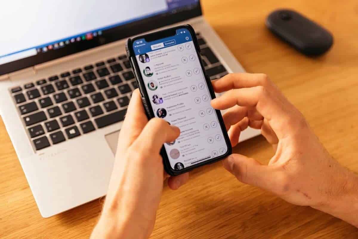 صورة لـ ما هي جهات إتصال LinkedIn التي يجب قبولها (والتي يجب رفضها) | 1CBlztQt9t6yYGg-4V4_KbQ-DzTechs