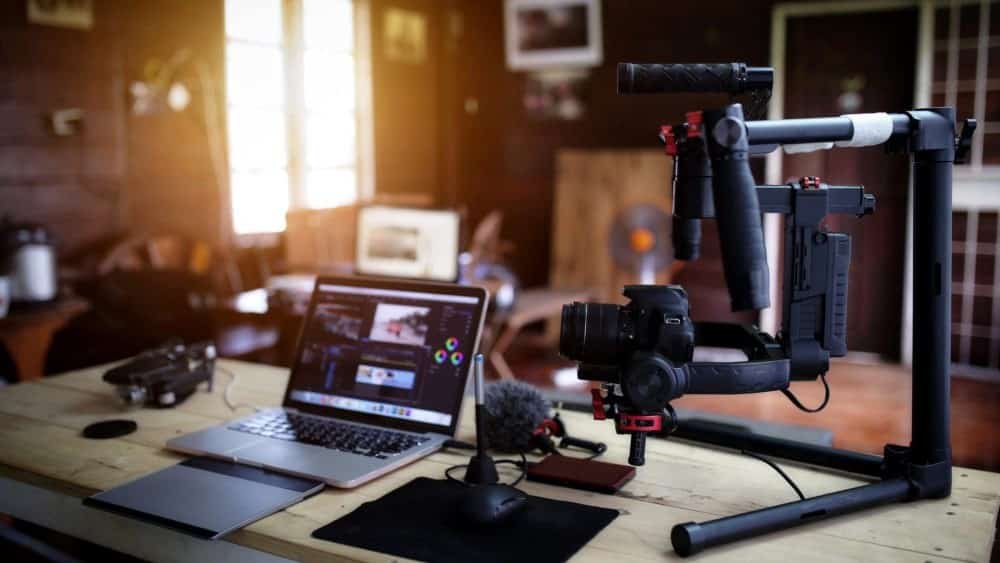صورة لـ ما هي المُعدات التي تحتاجها لبدء قناة على YouTube؟ | 1qqWB7157WLSwO8KZ7lSwZA-DzTechs