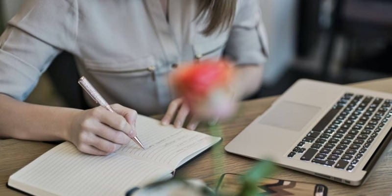 صورة لـ أفضل الوظائف عن بُعد التي لا تتطلب شهادة جامعية | 1M4_AdERuBt2WtyDs6PbE8Q-DzTechs