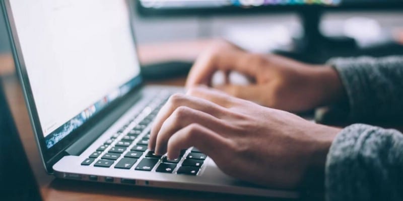صورة لـ أفضل الوظائف عن بُعد التي لا تتطلب شهادة جامعية | 1_OUCCK5GqTyRNP3xURHm3Q-DzTechs