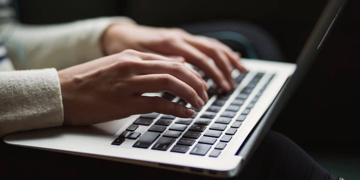 صورة لـ كيف تكتب رسالة بريد إلكتروني تطلب فرصة عمل (مع أمثلة) | 1e85SpcWCDD3WAVWmqBGUdw-DzTechs