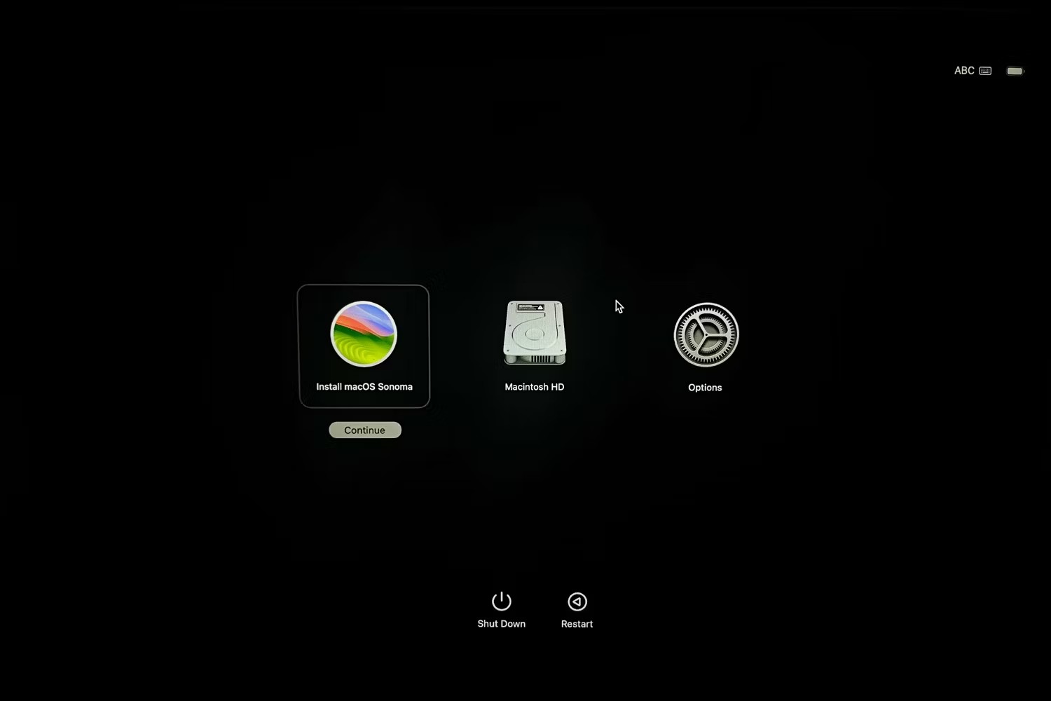 صورة لـ كيفية تثبيت macOS من محرك أقراص USB | macos-boot-selection-menu-with-the-option-to-install-macos-sonoma