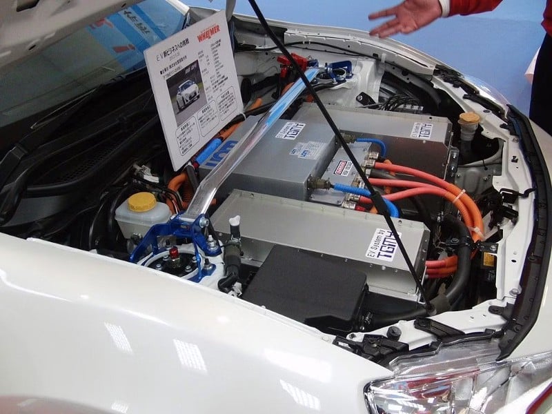 صورة لـ هل السيارات الكهربائية آمنة حقًا؟ | 1AO7-v6DEP_z-Y6siEcpDHQ-DzTechs