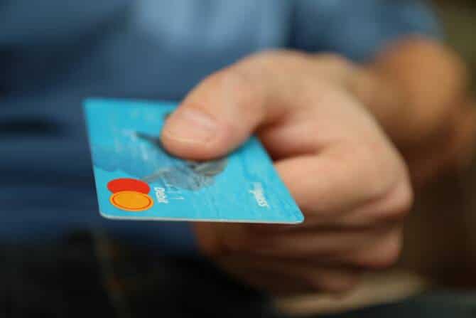 صورة لـ مقارنة بين بطاقات الائتمان وبطاقات الخصم المُباشر: أيهما أكثر أمانًا للتسوق عبر الإنترنت؟ | 1S0aB8abirb6PoyZ2kdesIA-DzTechs