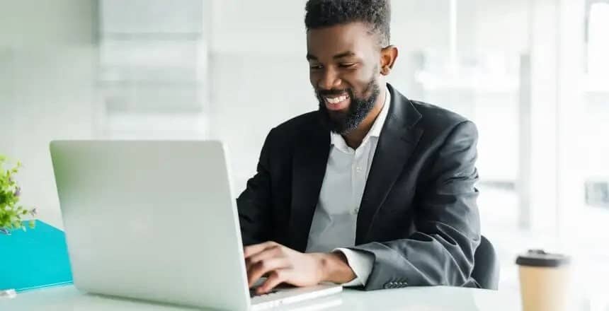 صورة لـ كيفية مشاركة وظيفة جديدة لك على LinkedIn | 1P5SAUlUcH-ehb3DVnnt2-Q-DzTechs