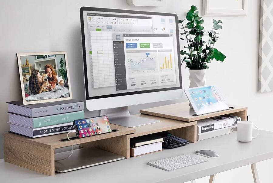 صورة لـ أفضل أجهزة تنظيم المكاتب ومُلحقاتها | ameriergo-dual-monitor-stand-featuring-apple-mac-desktop.avif_