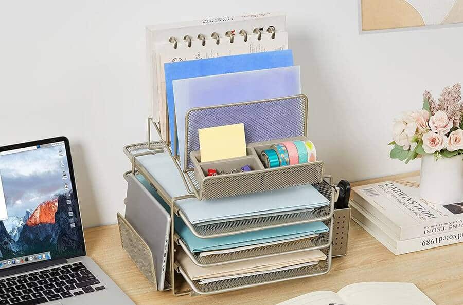 صورة لـ أفضل أجهزة تنظيم المكاتب ومُلحقاتها | designa-stackable-mesh-desk-organizer-on-desk.avif_