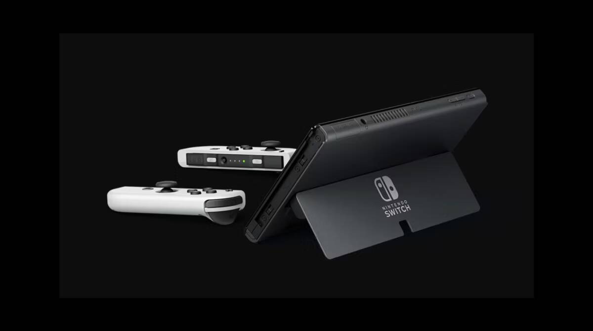 صورة لـ أفضل أدوات السفر للبقاء مُستمتعًا أثناء الرحلات الطويلة | nintendo-switch-oled-model-stand.avif_