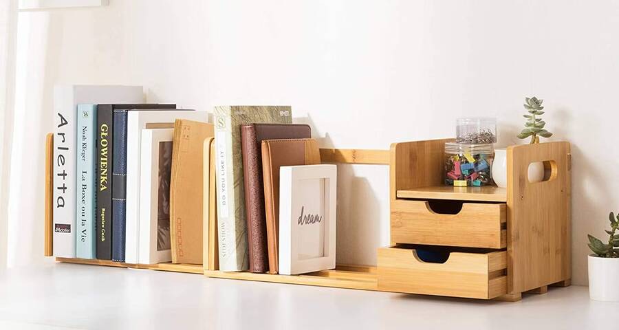 صورة لـ أفضل أجهزة تنظيم المكاتب ومُلحقاتها | ollieroo-natural-bamboo-desk-organizer-storing-books.avif_