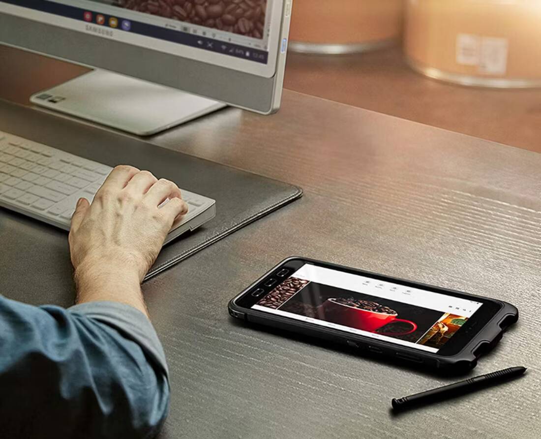 صورة لـ أفضل أدوات السفر للبقاء مُستمتعًا أثناء الرحلات الطويلة | samsung-galaxy-tab-active-3-and-pen.avif_