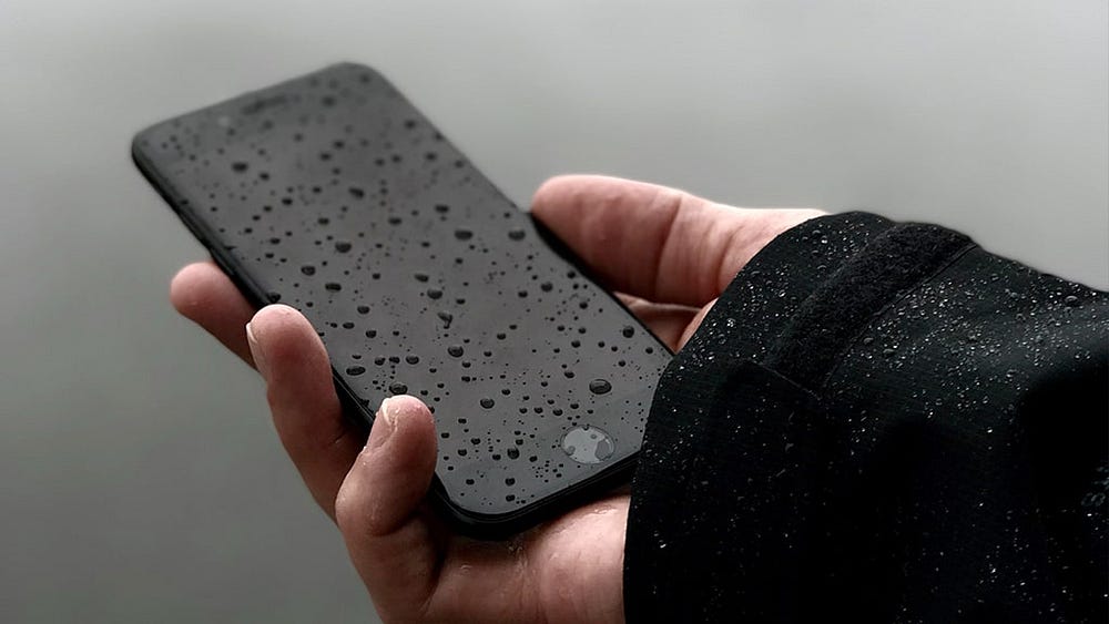 صورة لـ الأعراض التي تُشير إلى تلف الـ iPhone بسبب المياه | 1EGdyPuJ-rP20C214AFprwQ-DzTechs