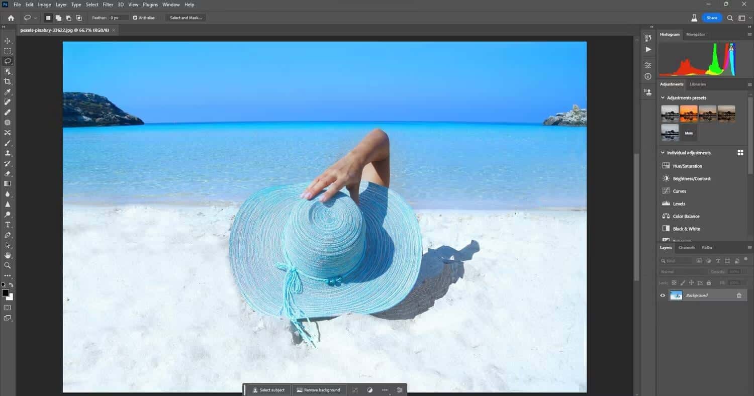 صورة لـ طرق لاستخدام Generative Fill لتحسين صورك في Photoshop | 1zZPAYQxjLPcQcJTGgcmanA-DzTechs
