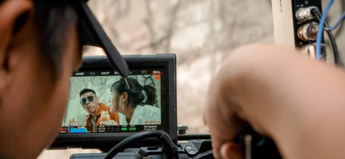 صورة لـ ما هي لقطات A-Roll؟ وكيف يُمكن لمستخدمي YouTube استخدامها بفعاليَّة | 1T3PSWTZKzIoyOVsxQcKehw-DzTechs
