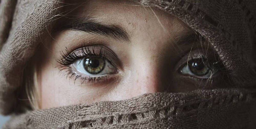 صورة لـ ما هي لقطات A-Roll؟ وكيف يُمكن لمستخدمي YouTube استخدامها بفعاليَّة | 1Z11KjdXA0qtJURV3BaLT0w-DzTechs