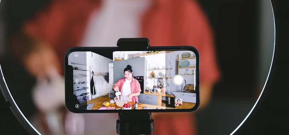 صورة لـ ما هي لقطات A-Roll؟ وكيف يُمكن لمستخدمي YouTube استخدامها بفعاليَّة | 1v9BzcPhN0vc6Ik6hiARrwg-DzTechs