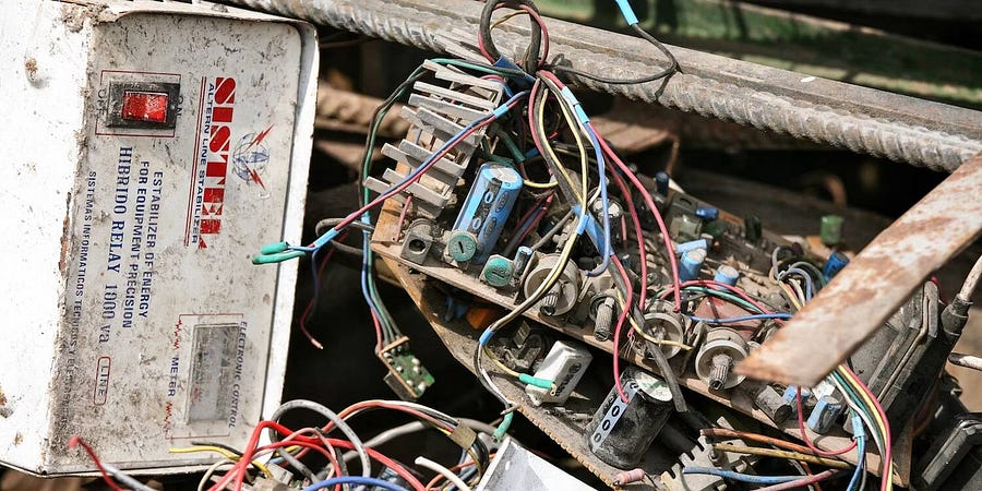 صورة لـ الطرق التي تضر بها تقنيات الذكاء الاصطناعي بالتوازن البيئي | 1DkfupHquqEAOf39i5CI6Rg-DzTechs