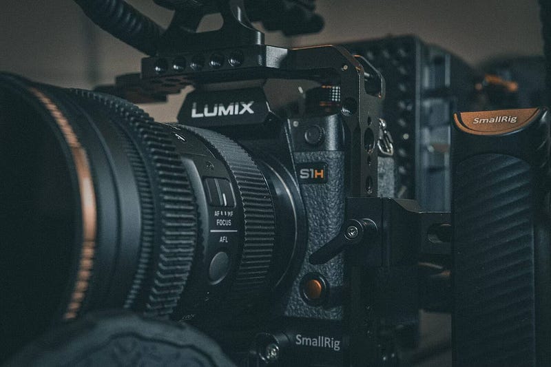 صورة لـ مُقارنة بين الكاميرا غير المُزوَّدة بمرآة و DSLR وبين كاميرا الفيديو: أيها أفضل لتصوير الفيديو؟ | 1uyBZ4bilVq2dk365tKazPQ-DzTechs