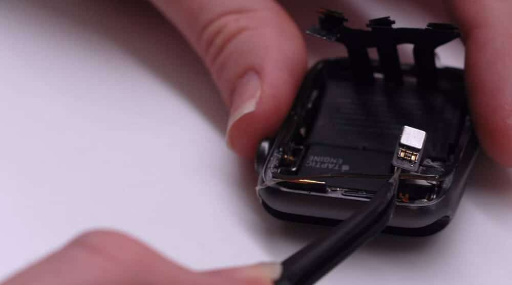 صورة لـ إستراتيجيات فعّالة لإصلاح شاشة Apple Watch المكسورة أو التالفة بأمان | 1AVfPYmHyd4WZZLglTaz65g-DzTechs