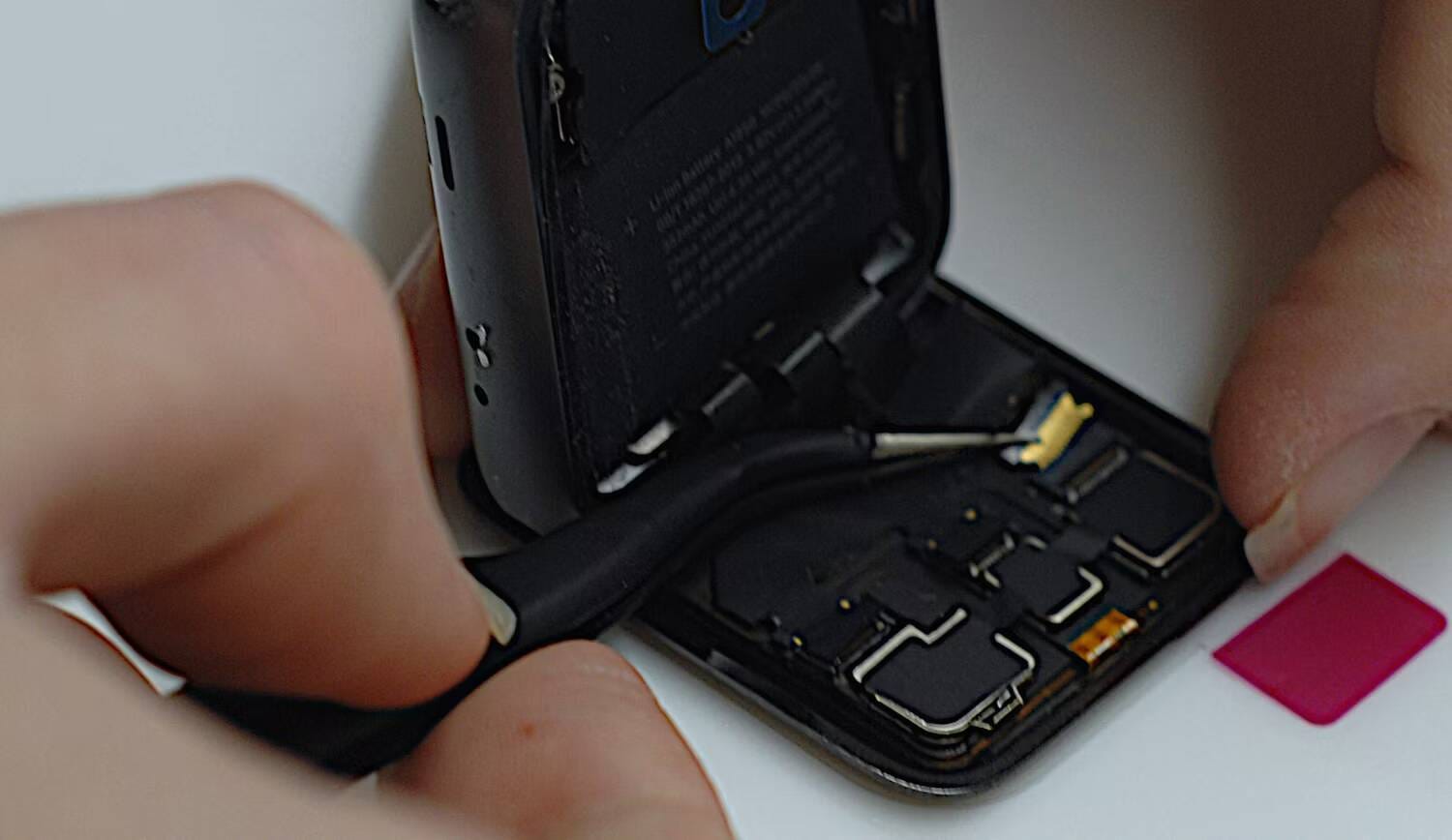 صورة لـ إستراتيجيات فعّالة لإصلاح شاشة Apple Watch المكسورة أو التالفة بأمان | 1O2py79l3QWcGouknAvBMCA-DzTechs