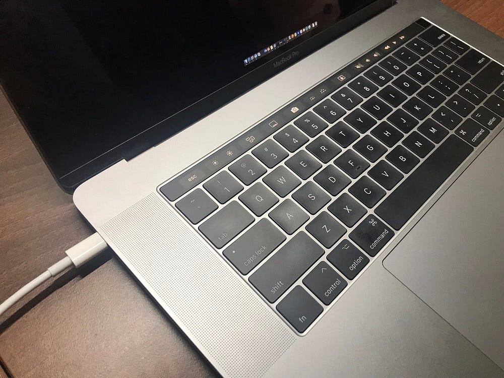 صورة لـ لماذا يهتز الـ MacBook الخاص بي أثناء توصيله بالشاحن؟ | 1r79_wfSjyMxE4zhhiKU2Ng-DzTechs