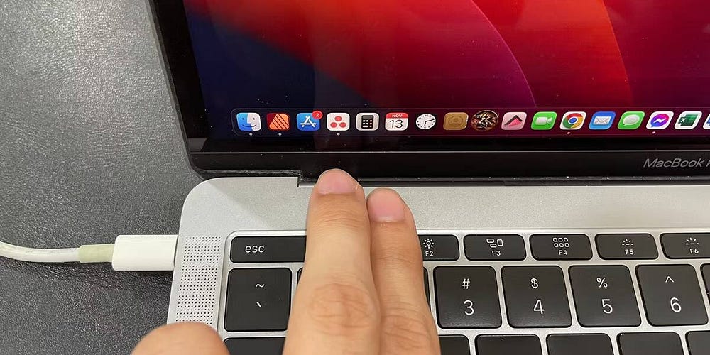 صورة لـ لماذا يهتز الـ MacBook الخاص بي أثناء توصيله بالشاحن؟ | 1tJbb1NgXXfpmTf5WwWgWZQ-DzTechs