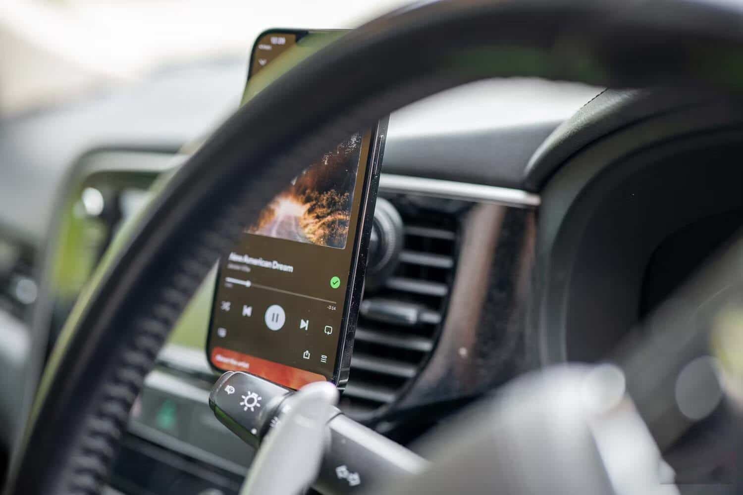 صورة لـ مُراجعة Pitaka MagEZ Car Mount Pro 2: ميزات NFC أنيقة وأداء رائع، ولكن هل يُبرر هذا السعر المُرتفع؟ | 1KNxpokS7qYUWoY4_geSBxg-DzTechs