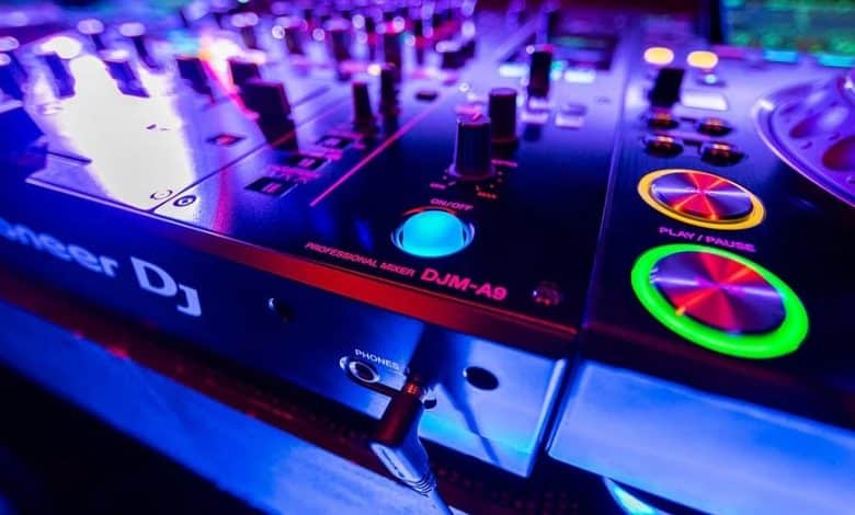 صورة لـ أفضل أجهزة DJ Mixer المُتاحة: أحدث التقنيات وأفضل الخيارات لكل مُنسق موسيقى | 1NM512r9NQSitXVhjRiew2Q-DzTechs
