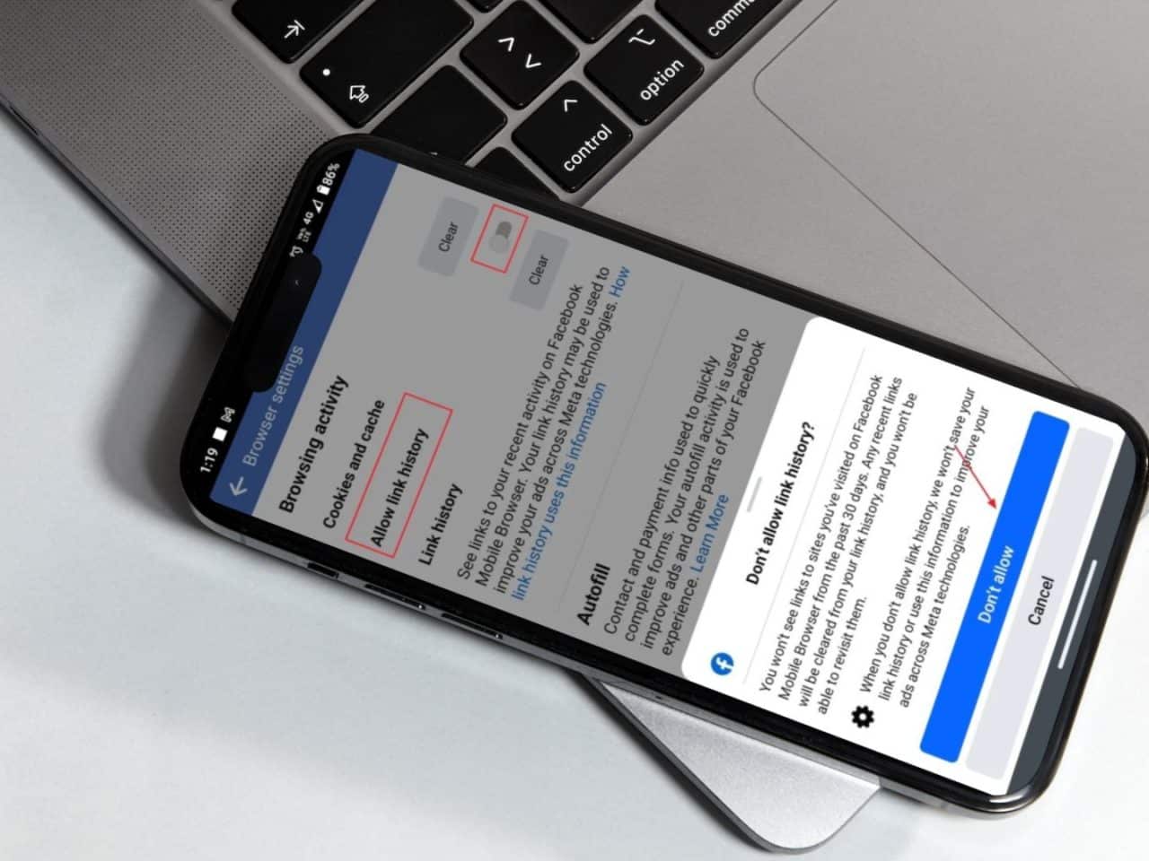 صورة لـ لماذا لا يجب عليك الاشتراك في “سجل الروابط” في Facebook | Android-Phone-Placed-on-Macbook-Displaying-Link-History-Settings-1280x960-1