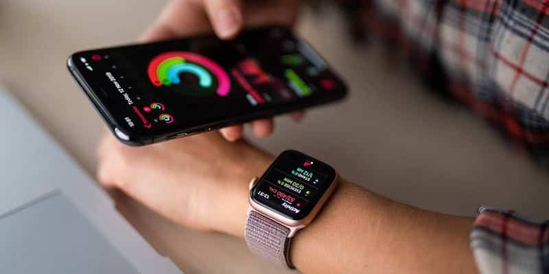 صورة لـ مُقارنة بين Fitbit و Apple Watch: اختيار أفضل جهاز تتبع للياقة بحسب احتياجاتك | 17u4E4D0KMh5R6M_tos5Ydg-DzTechs