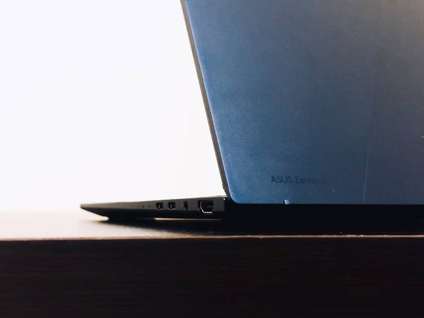 صورة لـ مُراجعة ASUS Zenbook 14 OLED (UX3405): أداء مُتميز وتصميم راقٍ يجعله بالقرب من الـ MacBook؟ | 1AysAehW2x8cx1VET4vE5tA-DzTechs