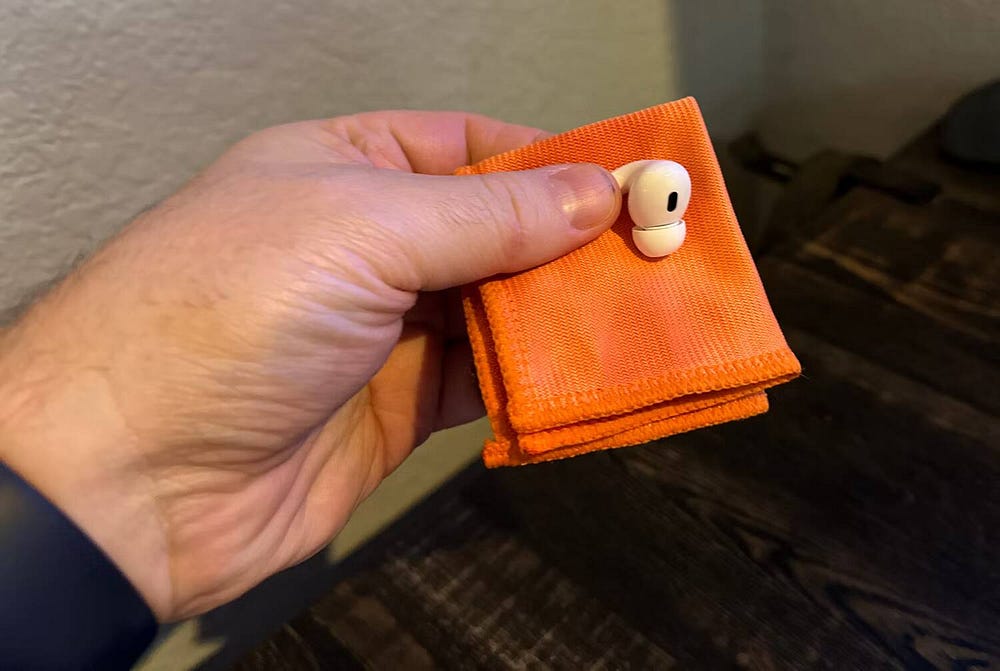 صورة لـ أفضل الطرق لتنظيف سماعات AirPods بأمان وفعاليَّة | 1fbP5tN2Eg11aHA-HRMVy4Q-DzTechs
