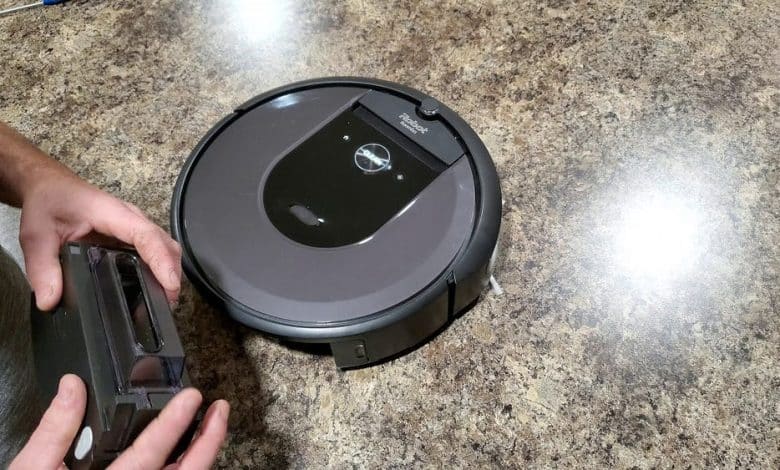 صورة لـ كيفية إفراغ حاوية المُهملات المُدمجة في مكنسة Roomba الكهربائية الروبوتية | 1gNKx-igy8jUmzRvCclwuDA-DzTechs