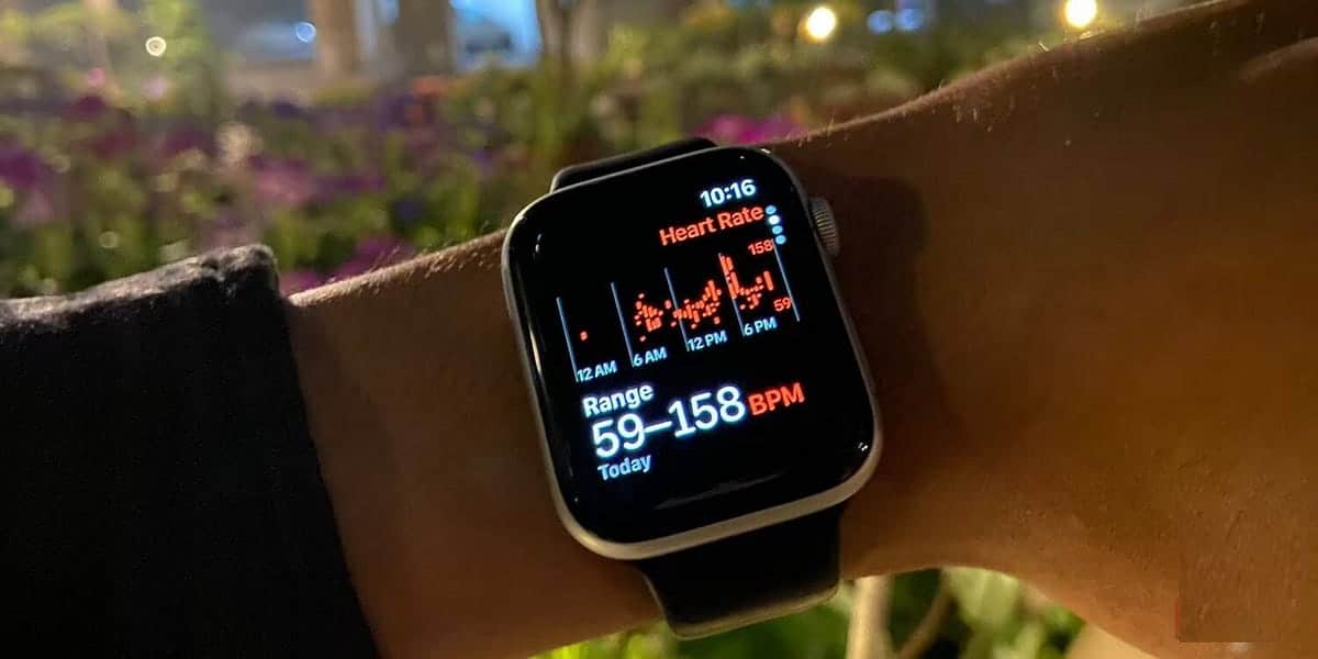 صورة لـ مُقارنة بين Fitbit و Apple Watch: اختيار أفضل جهاز تتبع للياقة بحسب احتياجاتك | 1mFaSlad5emaTWhIY0aJnQA-DzTechs