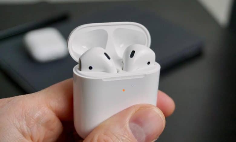 صورة لـ هل لون مصباح الحالة على AirPods بُرتقالي؟ ماذا تعنيه هذه الألوان على علبة الشحن؟ | airpods-2nd-gen-04-10079