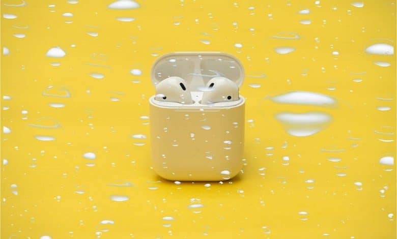 صورة لـ لا، AirPods ليست مُضادة للماء: ما الذي يُمكن فعله إذا تعرضت للبلل؟ | 1gSKALAlQEqSRjc1Q2_DqKQ-DzTechs