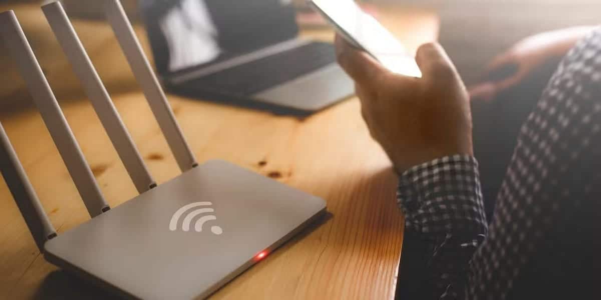 صورة لـ تحسين إشارة Wi-Fi باستخدام جهاز توجيه قديم | 1TlKg3Y_-is2LVAXVoFw6sw-DzTechs