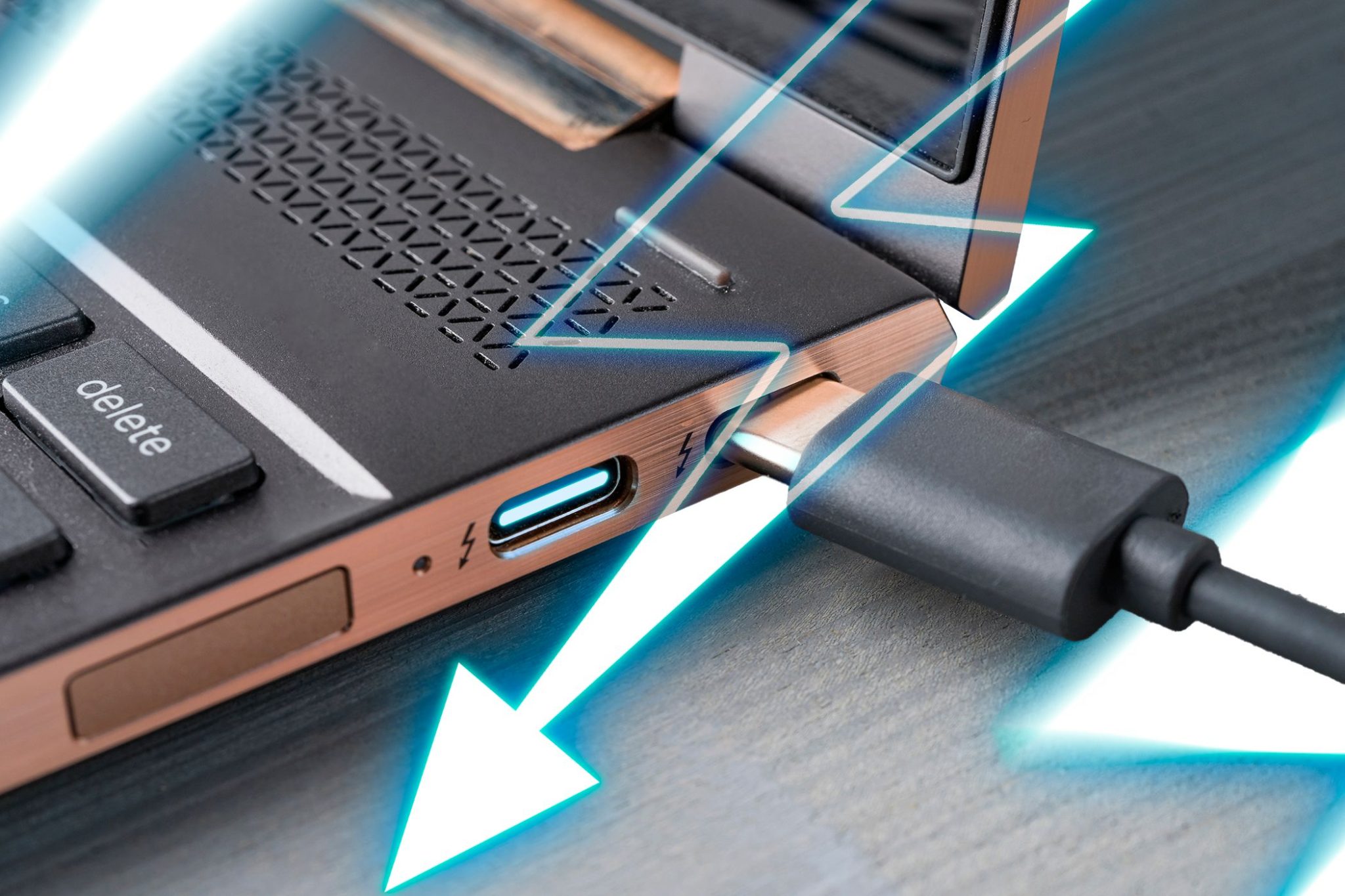 صورة مقربة لجهاز كمبيوتر محمول مزود بمنفذ Thunderbolt USB-C ورمز thunderbolt