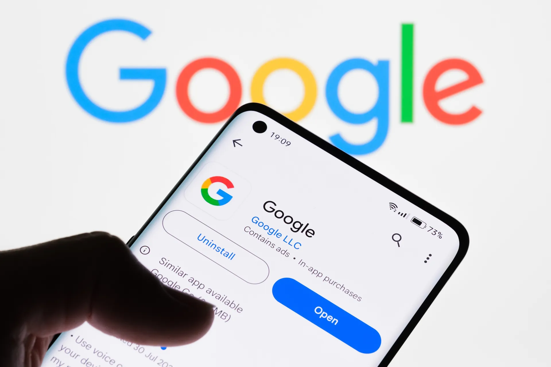 تطبيق Google على شاشة الهاتف الذكي مع شعار Google في الخلفية