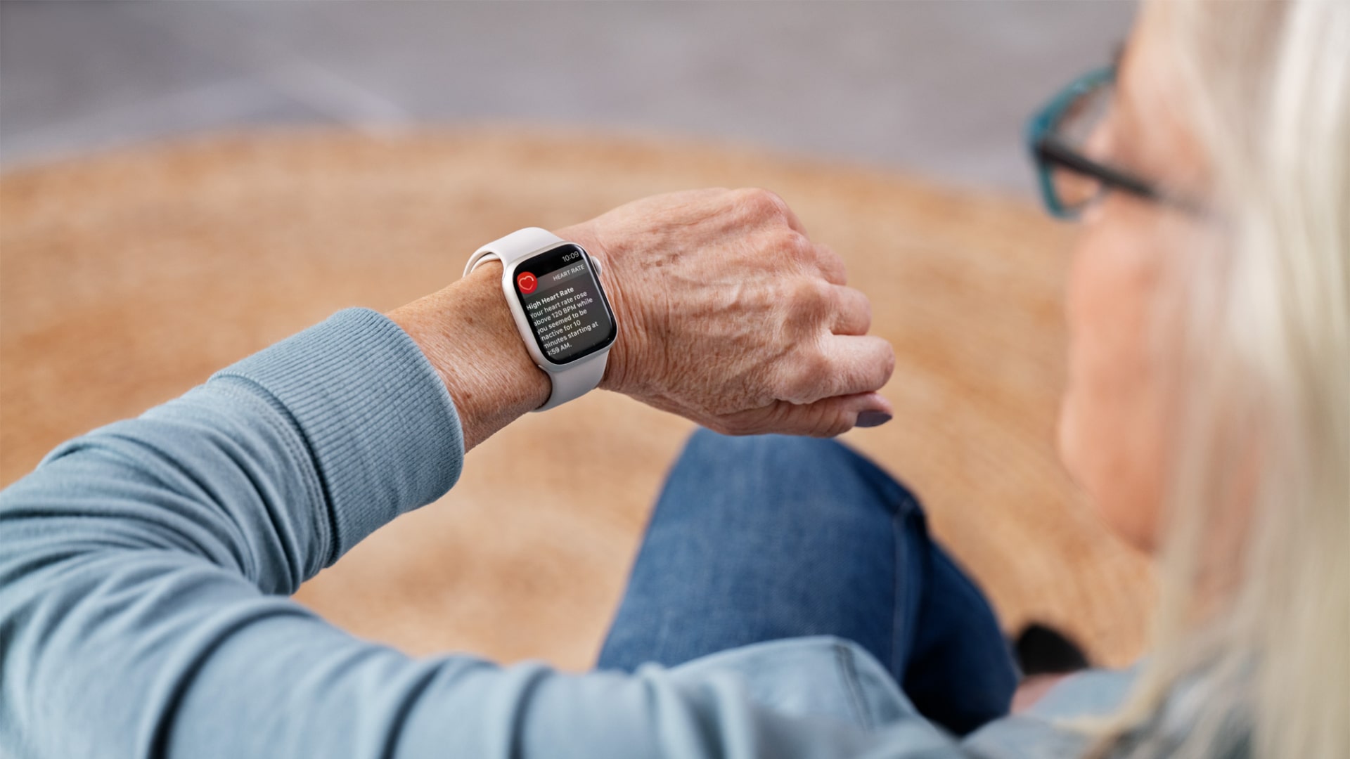 شخص ينظر إلى ساعة Apple Watch على معصمه. الجهاز يحذره من ارتفاع معدل ضربات القلب.
