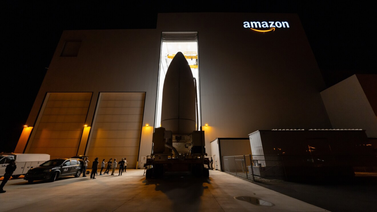 صاروخ مشروع Kuiper أمام مبنى Amazon
