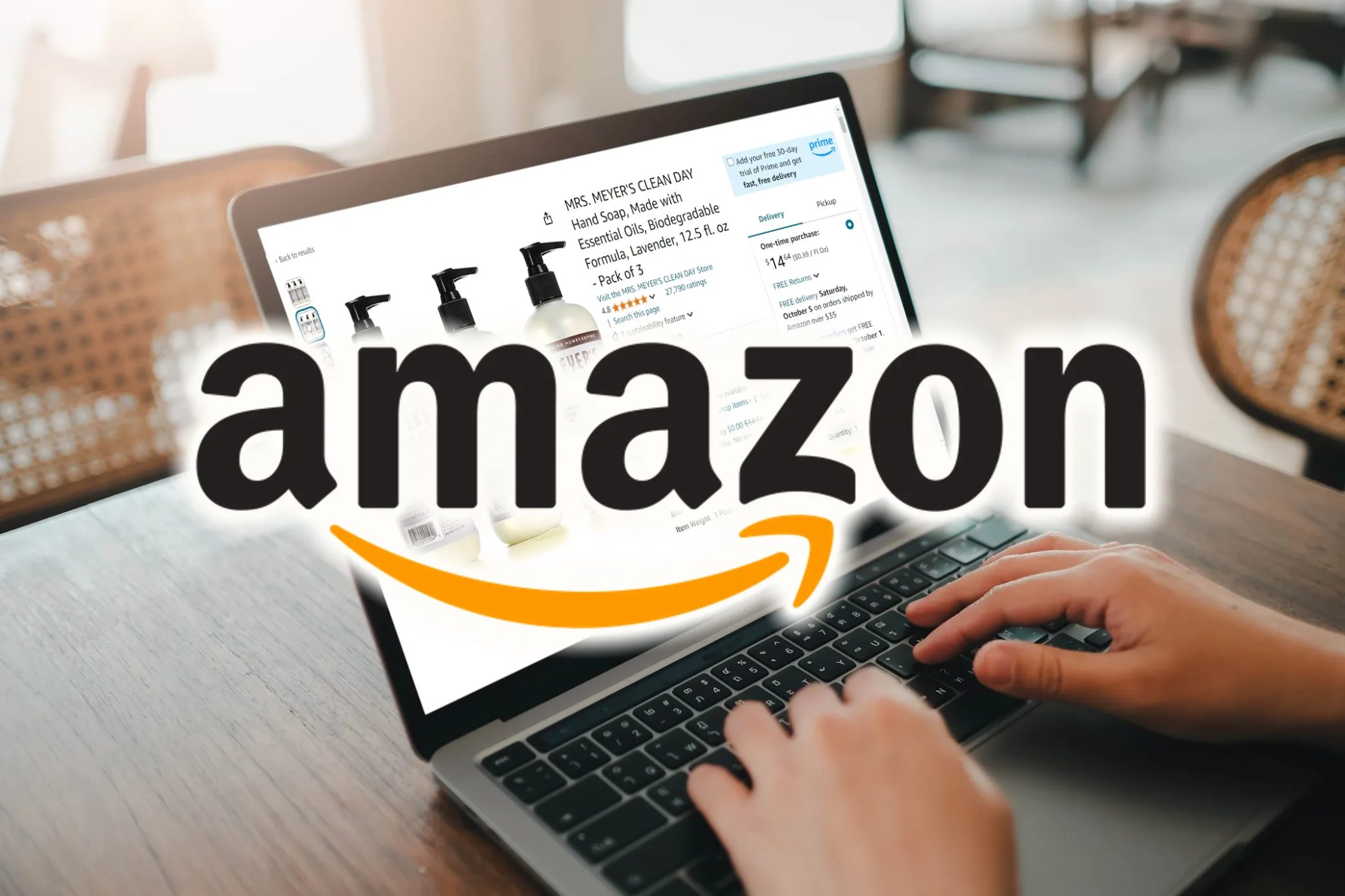 شعار Amazon مع صفحة الاشتراك والتوفير في Amazon على خلفية الكمبيوتر المحمول