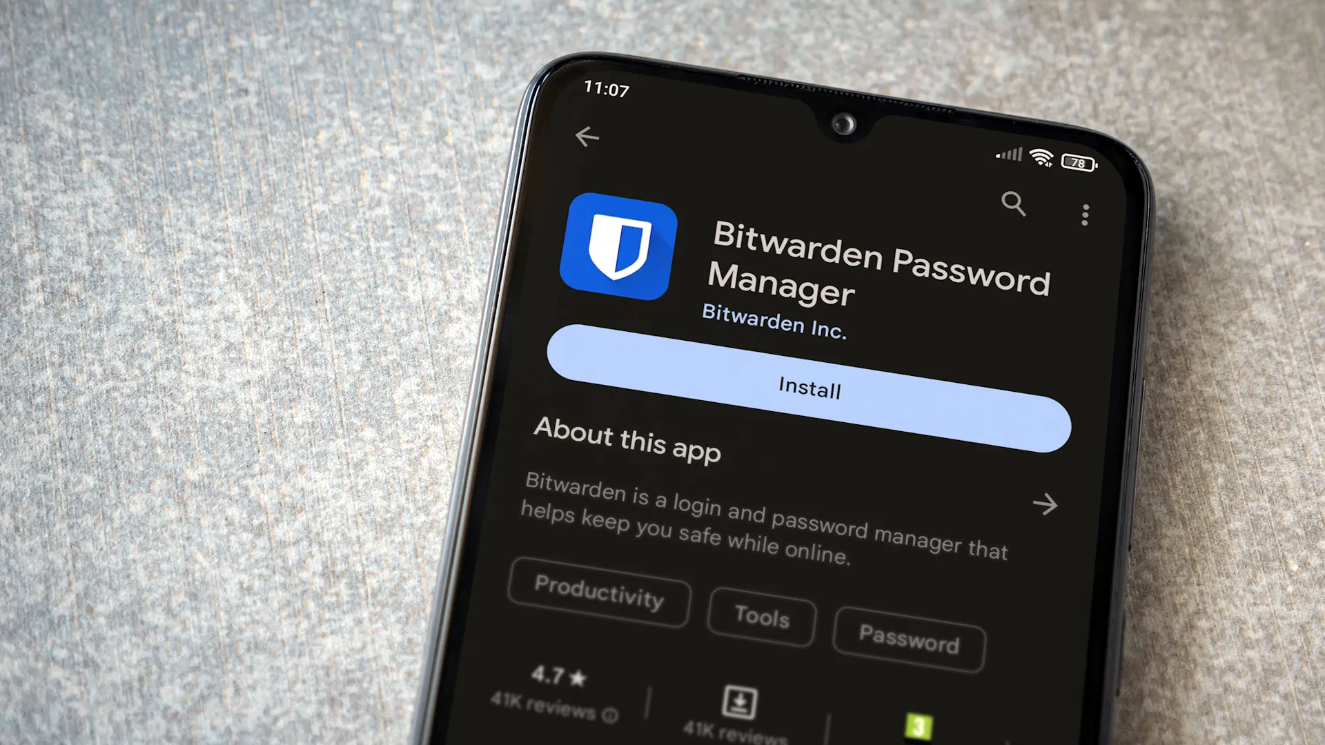 صفحة تثبيت مدير كلمات المرور Bitwarden على شاشة هاتف ذكي