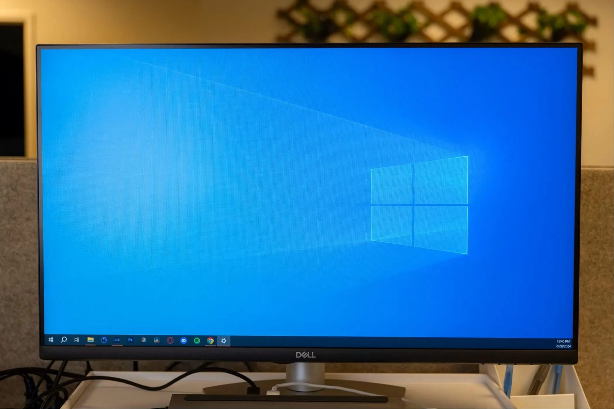 شاشة Dell تعرض سطح مكتب Windows 10