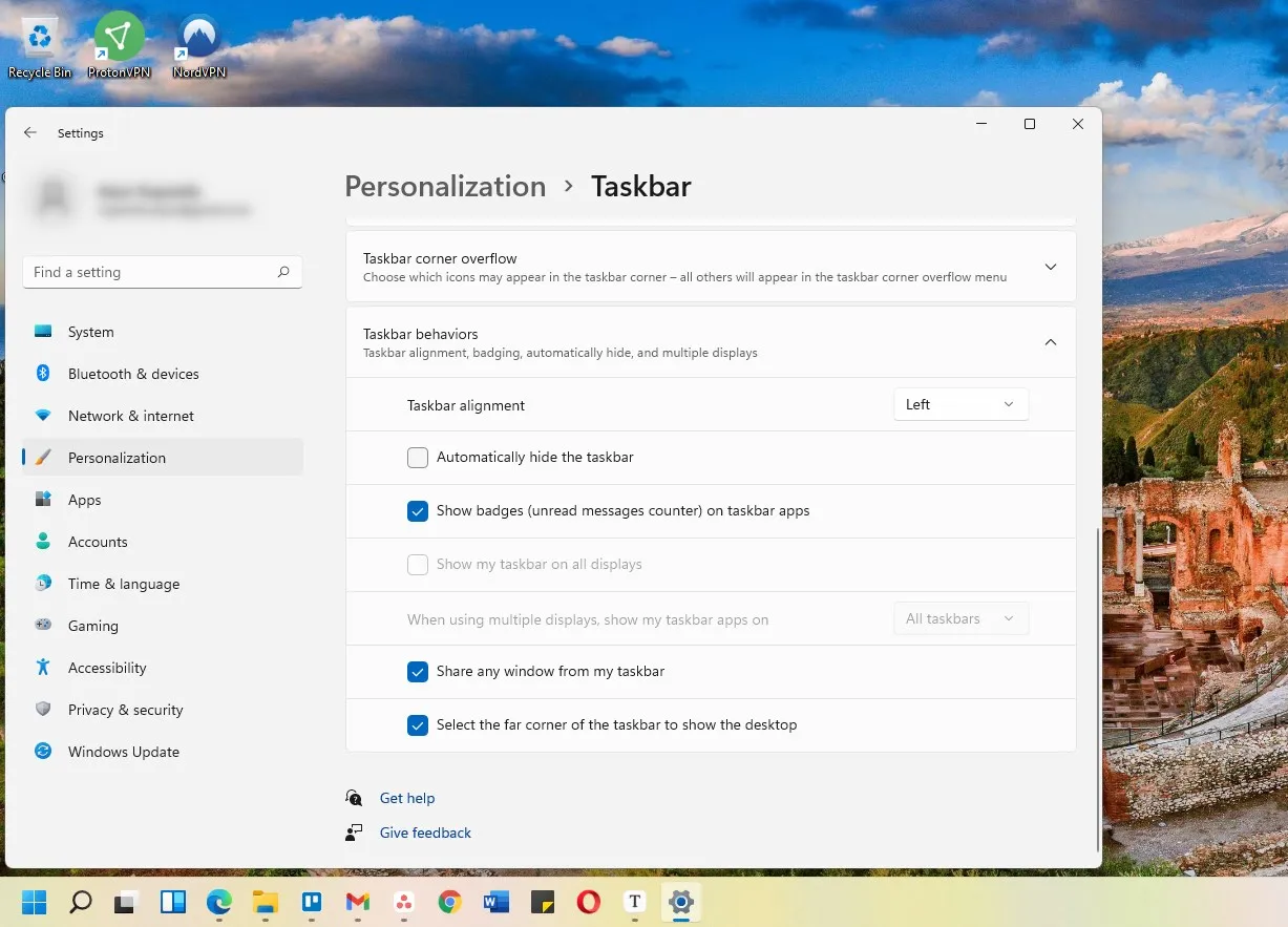 أيقونات محاذاة لليسار على شريط مهام Windows 11