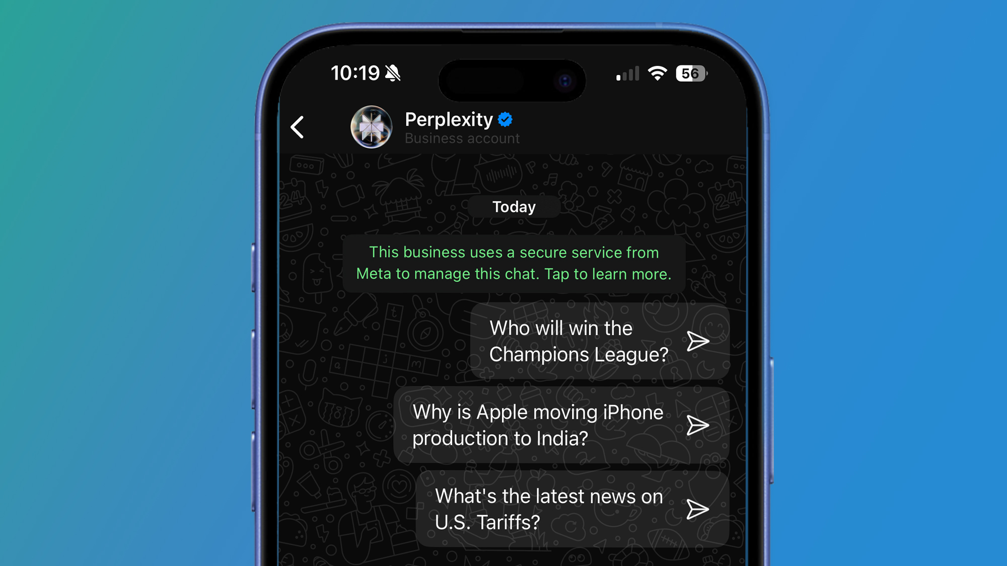 هاتف iPhone على خلفية زرقاء يعرض Perplexity في WhatsApp