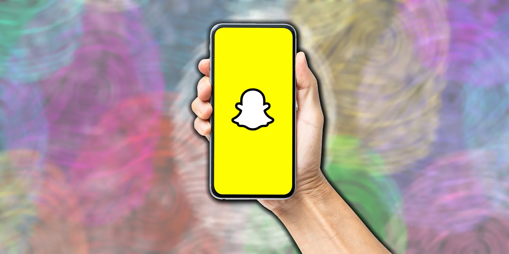 شخص يحمل هاتفًا ذكيًا يعرض سناب شات