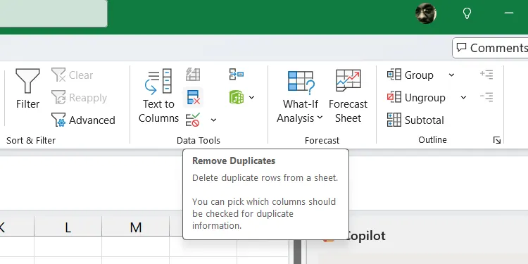 تحديد خيار "أدوات البيانات" في Excel.