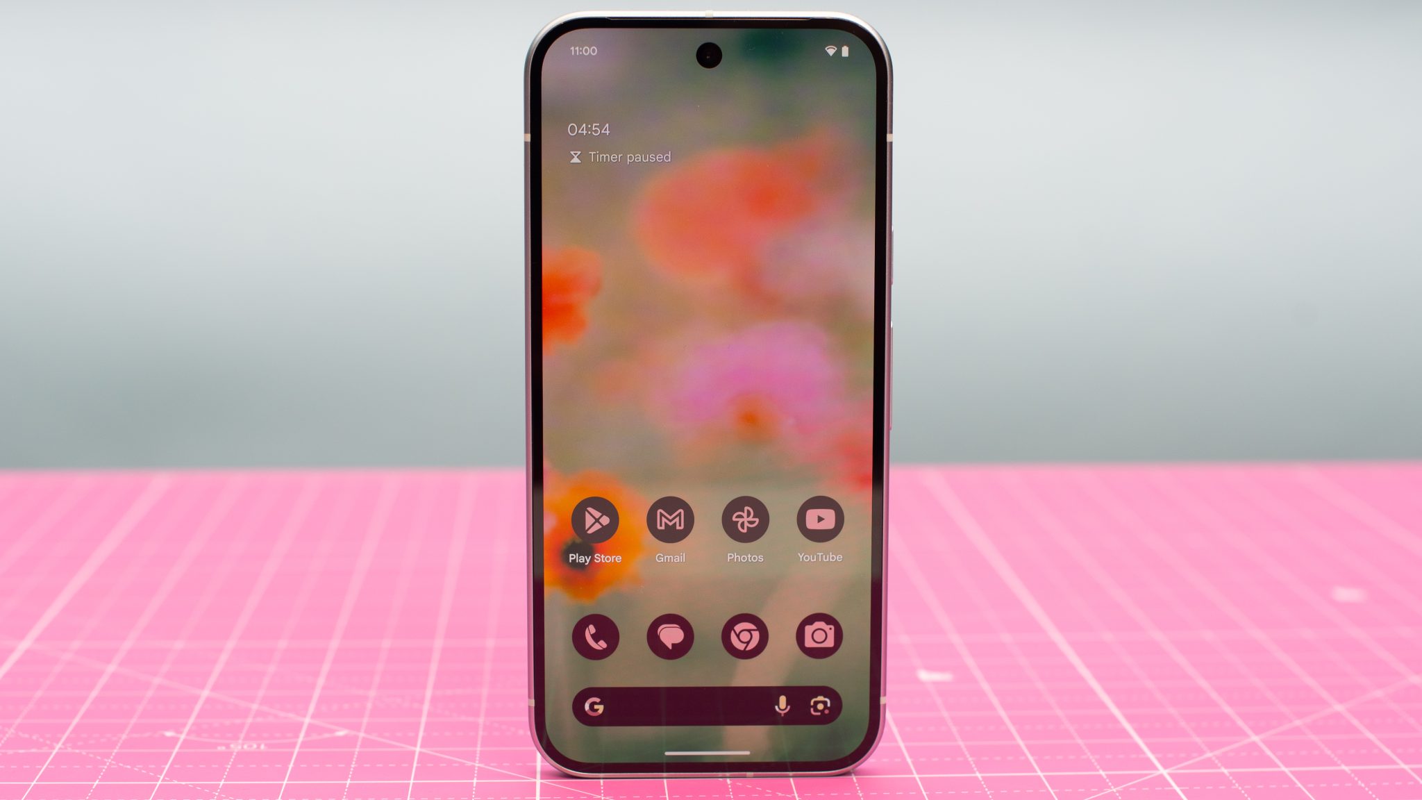 Google Pixel 9 باللون الأخضر Wintergreen يعرض ميزات الذكاء الاصطناعي على الشاشة