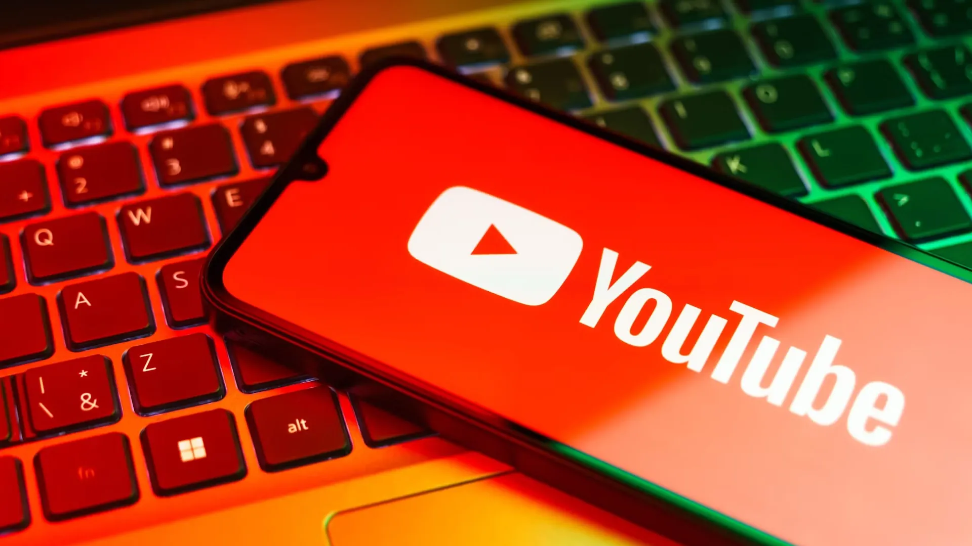 شعار Youtube على شاشة هاتف ذكي.